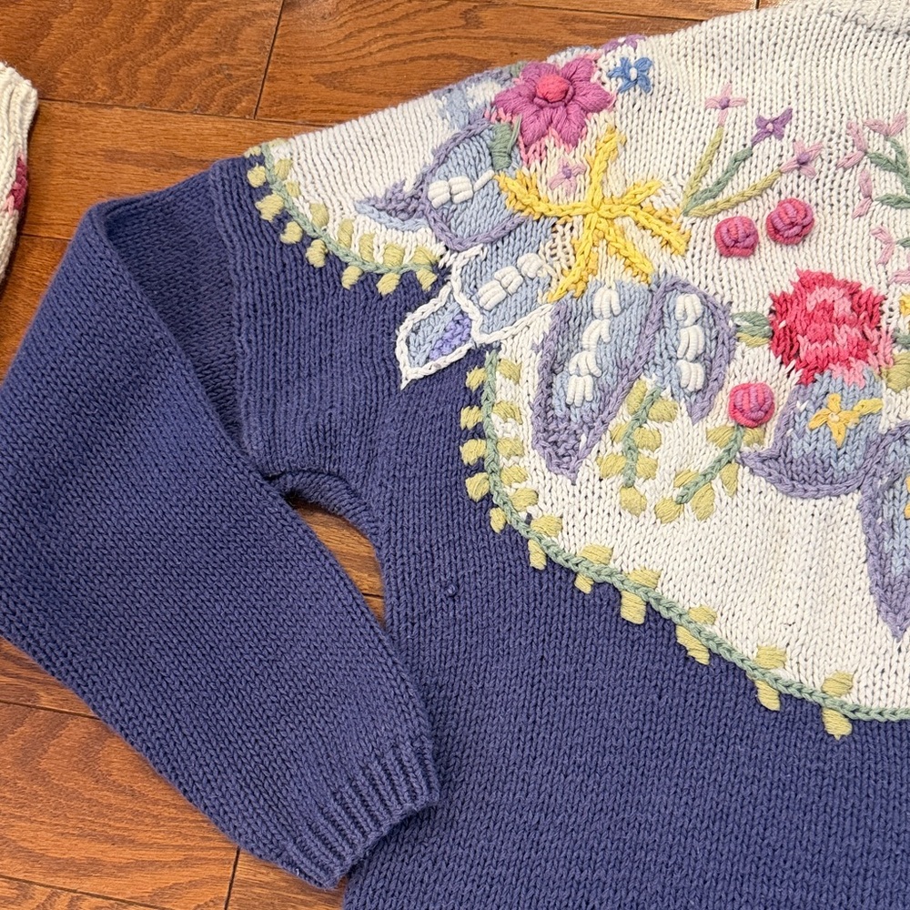 Vintage Floral Embroidered Women's Sweater - Blue and White. Hand knit - Picture 11 of 16